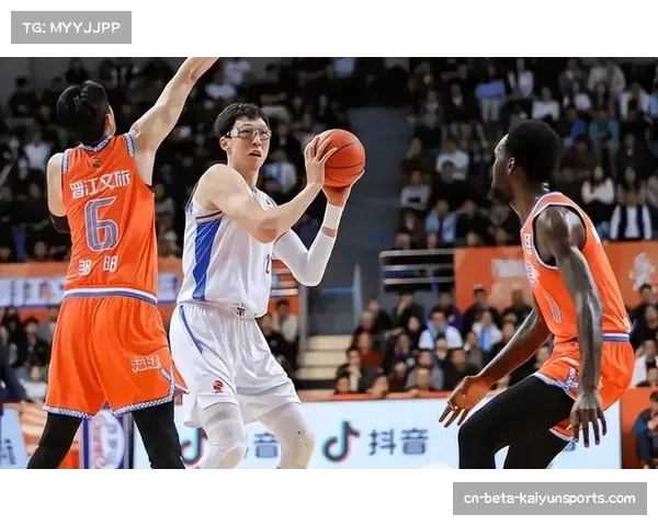 莫兰德防守端限制周琦麦基 辽宁半场建立优势靠内线屏障